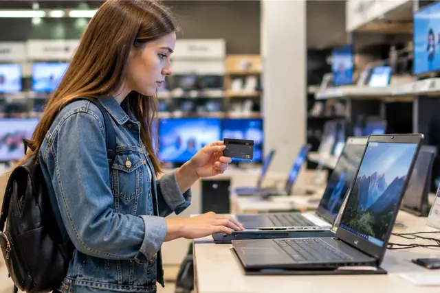 Famille choisissant un matelas dans un magasin Conforama à La Réunion avant de comparer le financement